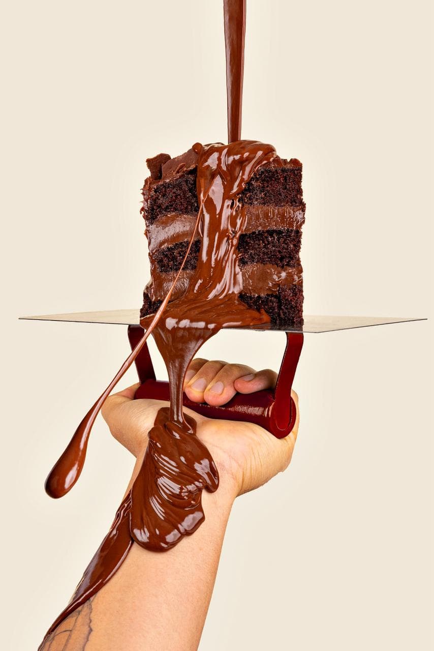 Fatia de bolo de chocolate com calda escorrendo